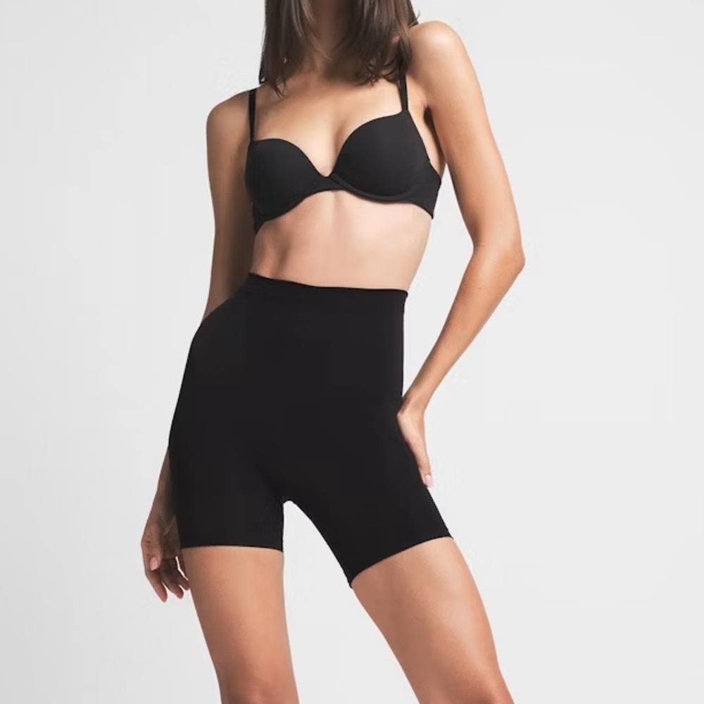 SKIMS Seamless Sculp midthigh shorts in Onyx black Size Small NWOT